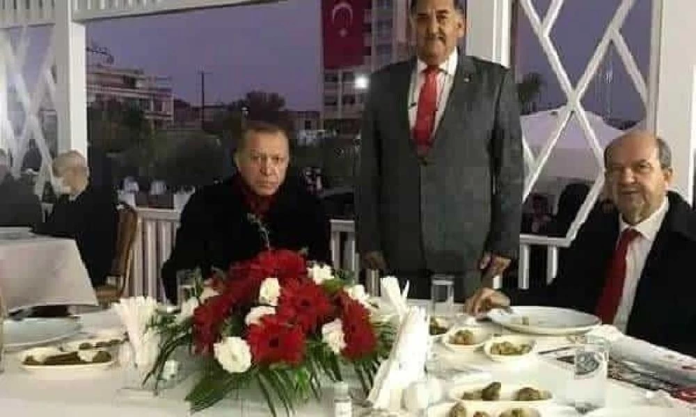 Ο δολοφόνος του Σολωμού ποζάρει μαζί με Ερντογάν και Τατάρ στα κατεχόμενα!